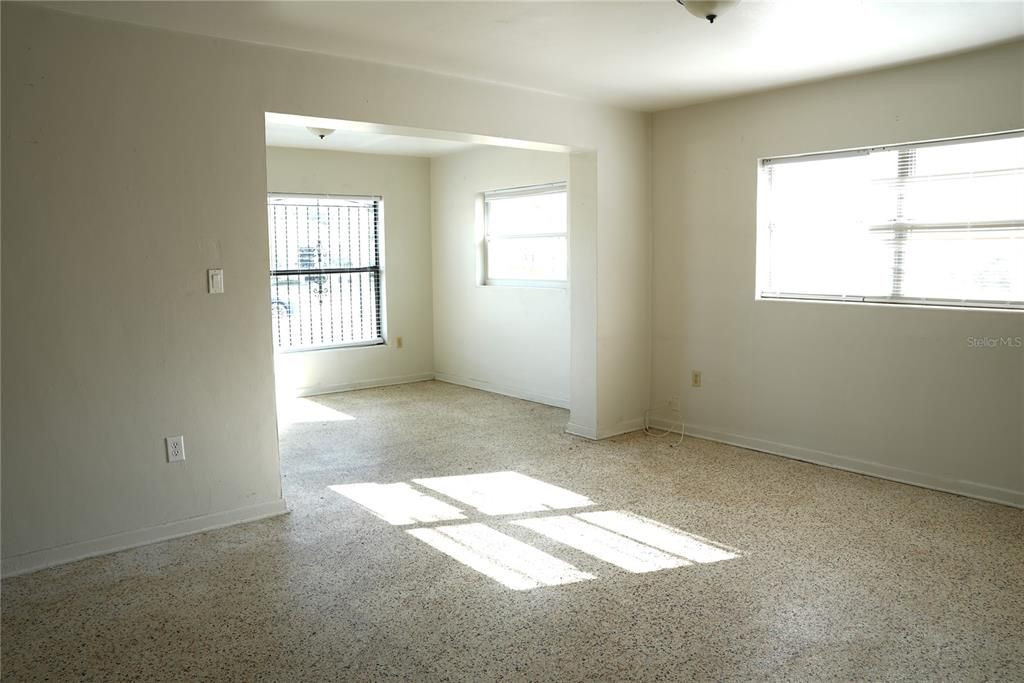 合同活跃: $199,000 (3 贝兹, 1 浴室, 1150 平方英尺)