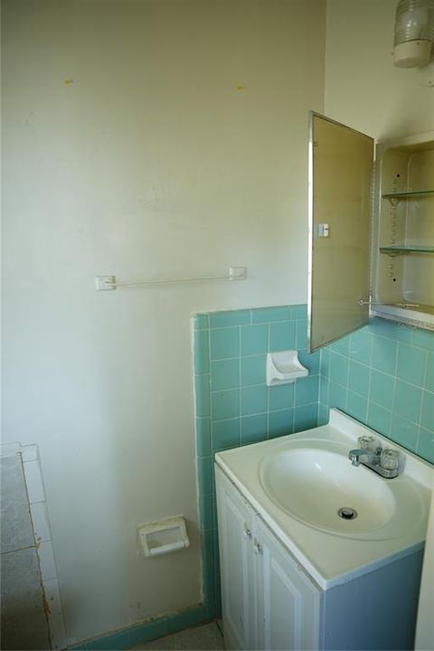 合同活跃: $199,000 (3 贝兹, 1 浴室, 1150 平方英尺)