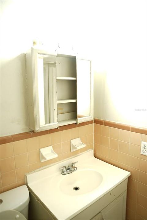 合同活跃: $199,000 (3 贝兹, 1 浴室, 1150 平方英尺)