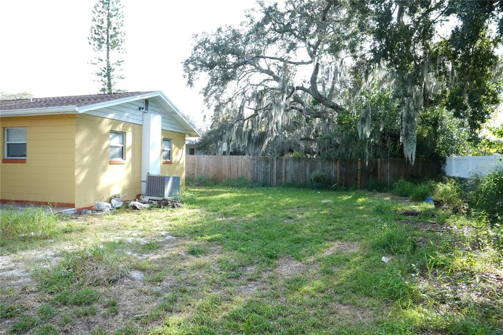 合同活跃: $199,000 (3 贝兹, 1 浴室, 1150 平方英尺)