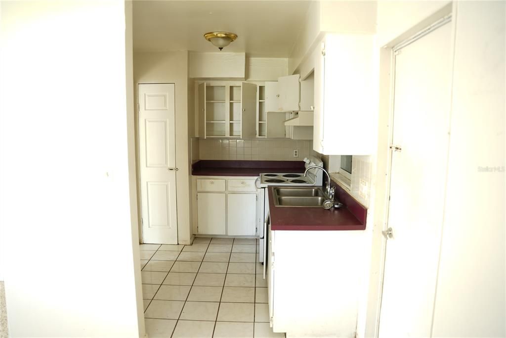 合同活跃: $199,000 (3 贝兹, 1 浴室, 1150 平方英尺)