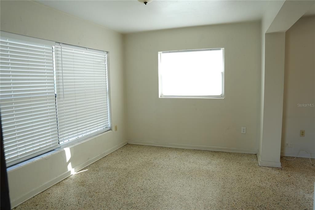 合同活跃: $199,000 (3 贝兹, 1 浴室, 1150 平方英尺)