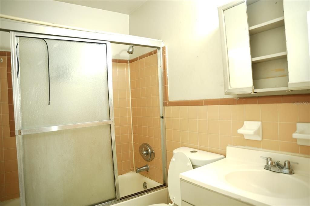 合同活跃: $199,000 (3 贝兹, 1 浴室, 1150 平方英尺)