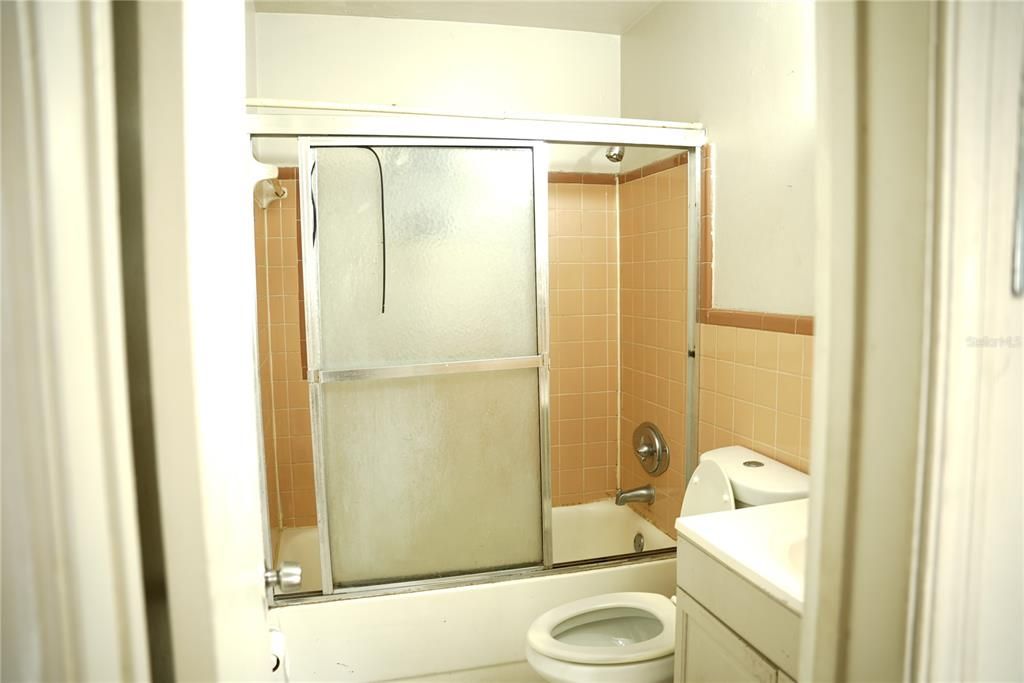 合同活跃: $199,000 (3 贝兹, 1 浴室, 1150 平方英尺)