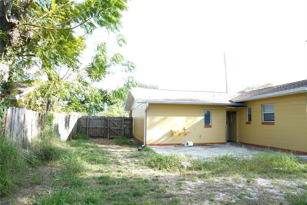 合同活跃: $199,000 (3 贝兹, 1 浴室, 1150 平方英尺)