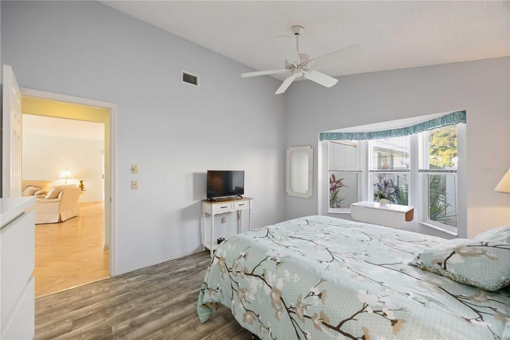 For Sale: $324,900 (2 beds, 2 baths, 1327 Square Feet)