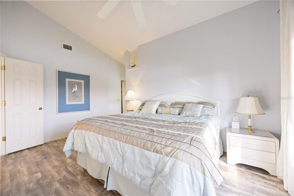 For Sale: $324,900 (2 beds, 2 baths, 1327 Square Feet)