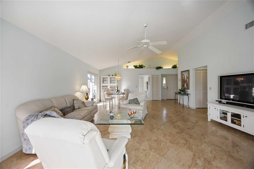 For Sale: $324,900 (2 beds, 2 baths, 1327 Square Feet)