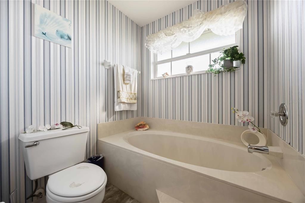 For Sale: $324,900 (2 beds, 2 baths, 1327 Square Feet)