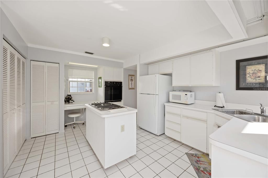 For Sale: $324,900 (2 beds, 2 baths, 1327 Square Feet)
