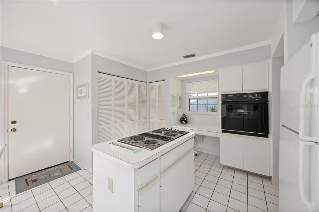 For Sale: $324,900 (2 beds, 2 baths, 1327 Square Feet)