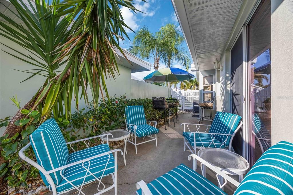 For Sale: $324,900 (2 beds, 2 baths, 1327 Square Feet)