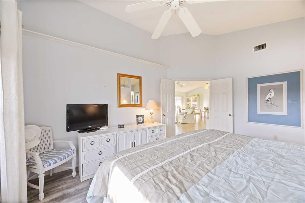 For Sale: $324,900 (2 beds, 2 baths, 1327 Square Feet)