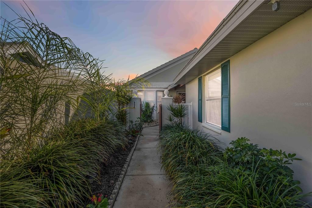 For Sale: $324,900 (2 beds, 2 baths, 1327 Square Feet)