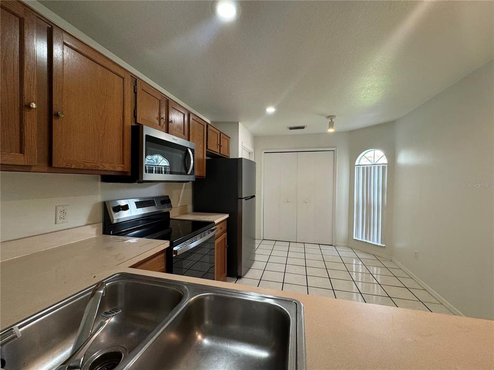 出租: $2,000 (3 贝兹, 2 浴室, 1704 平方英尺)