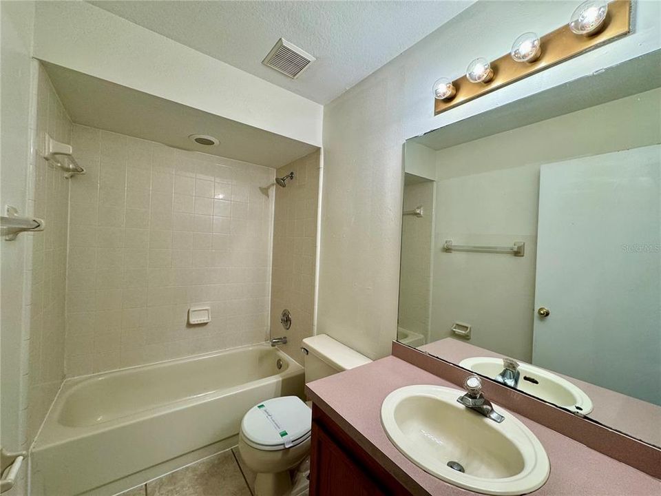 出租: $2,000 (3 贝兹, 2 浴室, 1704 平方英尺)