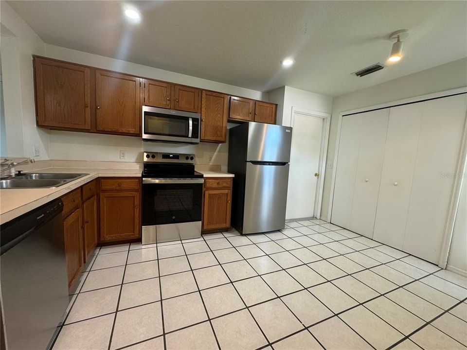 出租: $2,000 (3 贝兹, 2 浴室, 1704 平方英尺)