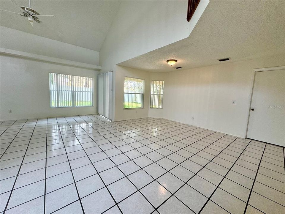 出租: $2,000 (3 贝兹, 2 浴室, 1704 平方英尺)