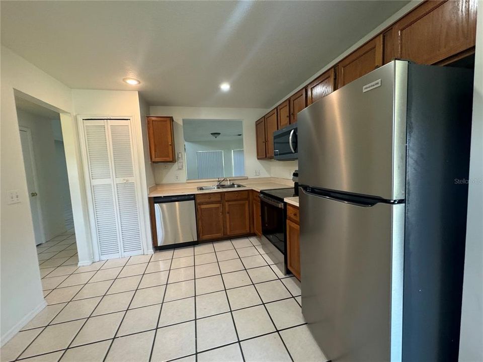 出租: $2,000 (3 贝兹, 2 浴室, 1704 平方英尺)