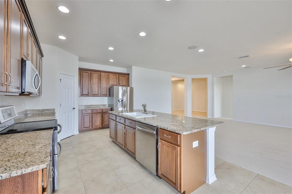 На продажу: $415,000 (3 спален, 2 ванн, 2615 Квадратных фут)