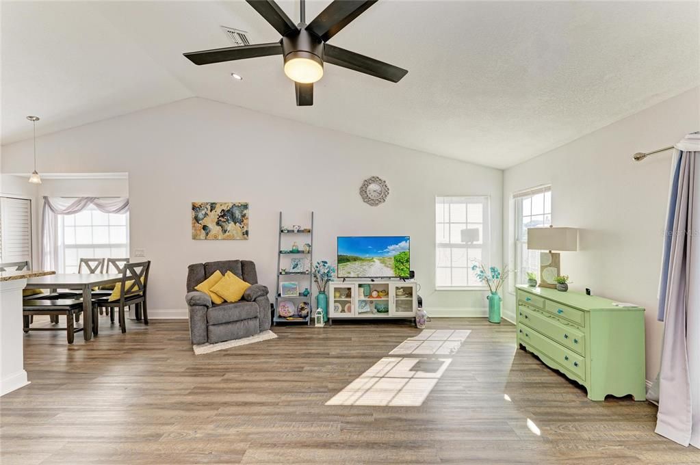 En Venta: $359,000 (3 camas, 2 baños, 1337 Pies cuadrados)