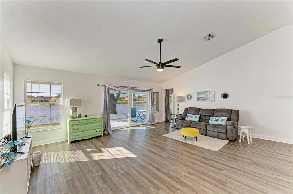 En Venta: $359,000 (3 camas, 2 baños, 1337 Pies cuadrados)