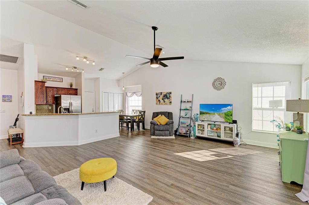 En Venta: $359,000 (3 camas, 2 baños, 1337 Pies cuadrados)