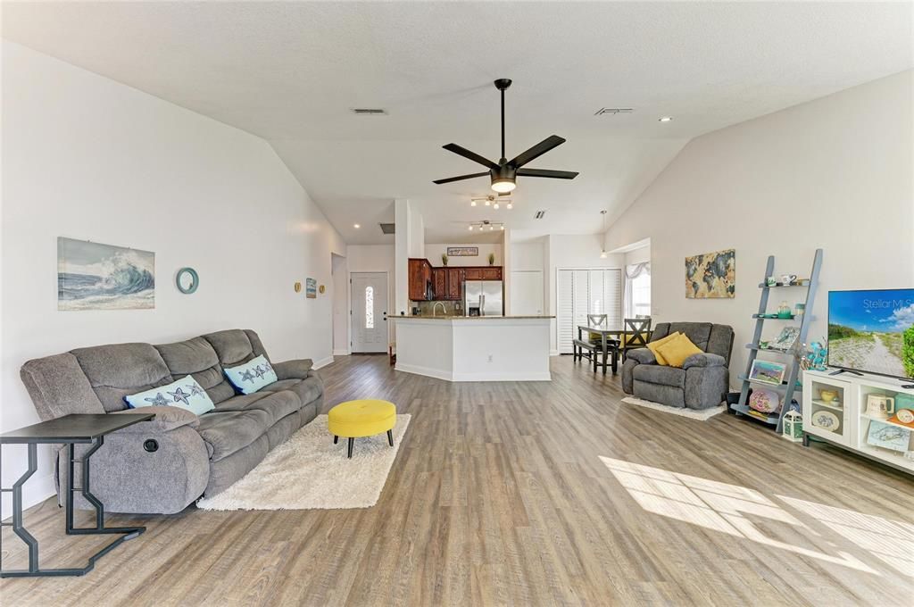 En Venta: $359,000 (3 camas, 2 baños, 1337 Pies cuadrados)