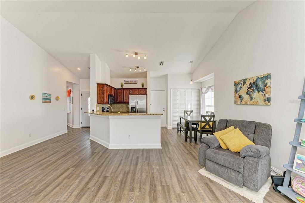 En Venta: $359,000 (3 camas, 2 baños, 1337 Pies cuadrados)