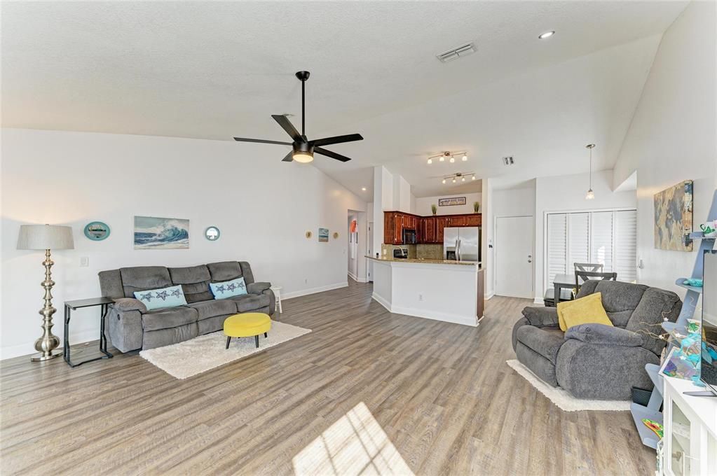 En Venta: $359,000 (3 camas, 2 baños, 1337 Pies cuadrados)