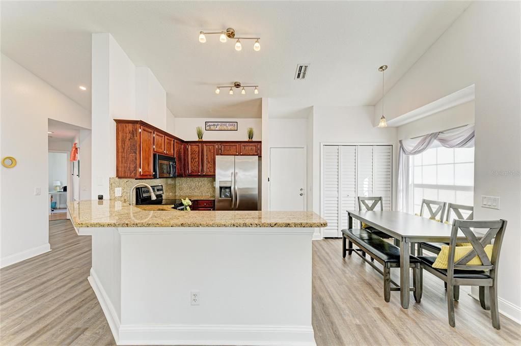 En Venta: $359,000 (3 camas, 2 baños, 1337 Pies cuadrados)