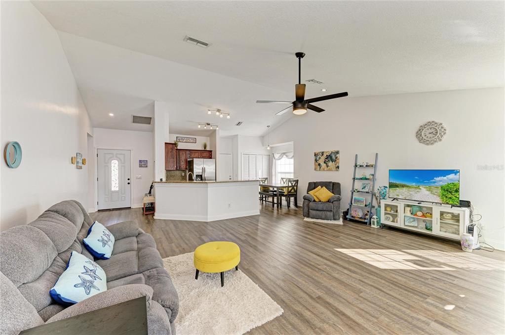 En Venta: $359,000 (3 camas, 2 baños, 1337 Pies cuadrados)