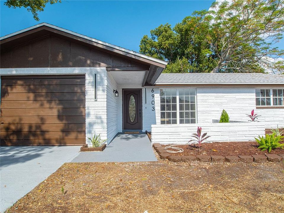 Active With Contract: $295,000 (3 beds, 2 baths, 1298 Square Feet)