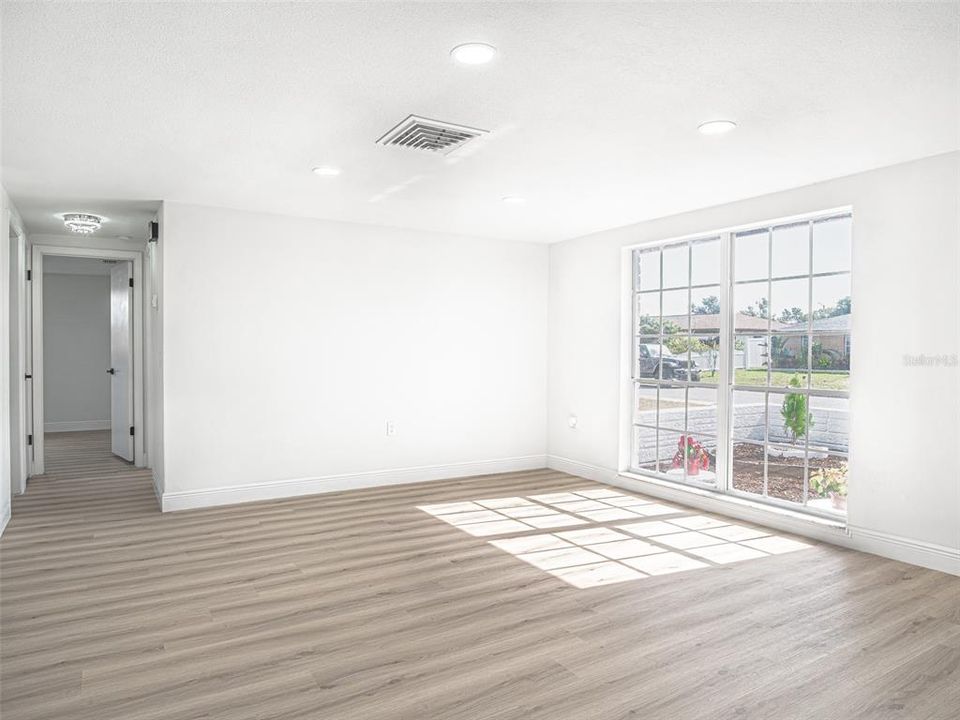 Active With Contract: $295,000 (3 beds, 2 baths, 1298 Square Feet)