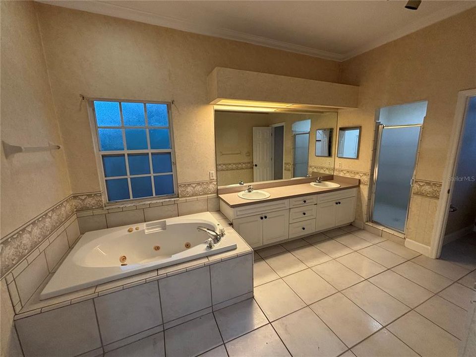 For Rent: $3,550 (4 beds, 2 baths, 2554 Square Feet)