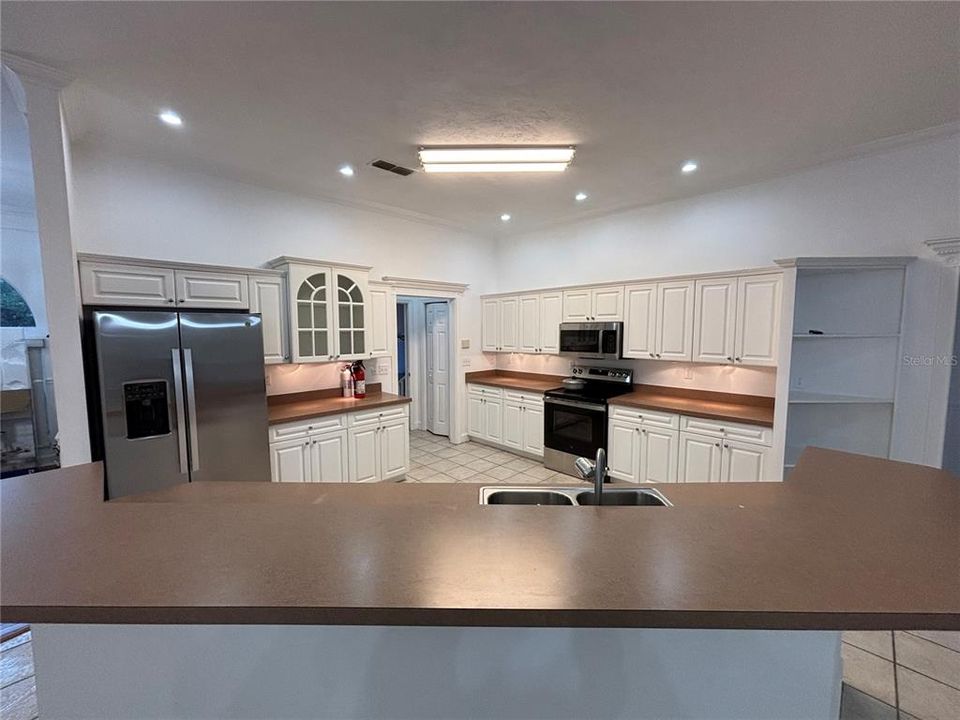 For Rent: $3,550 (4 beds, 2 baths, 2554 Square Feet)