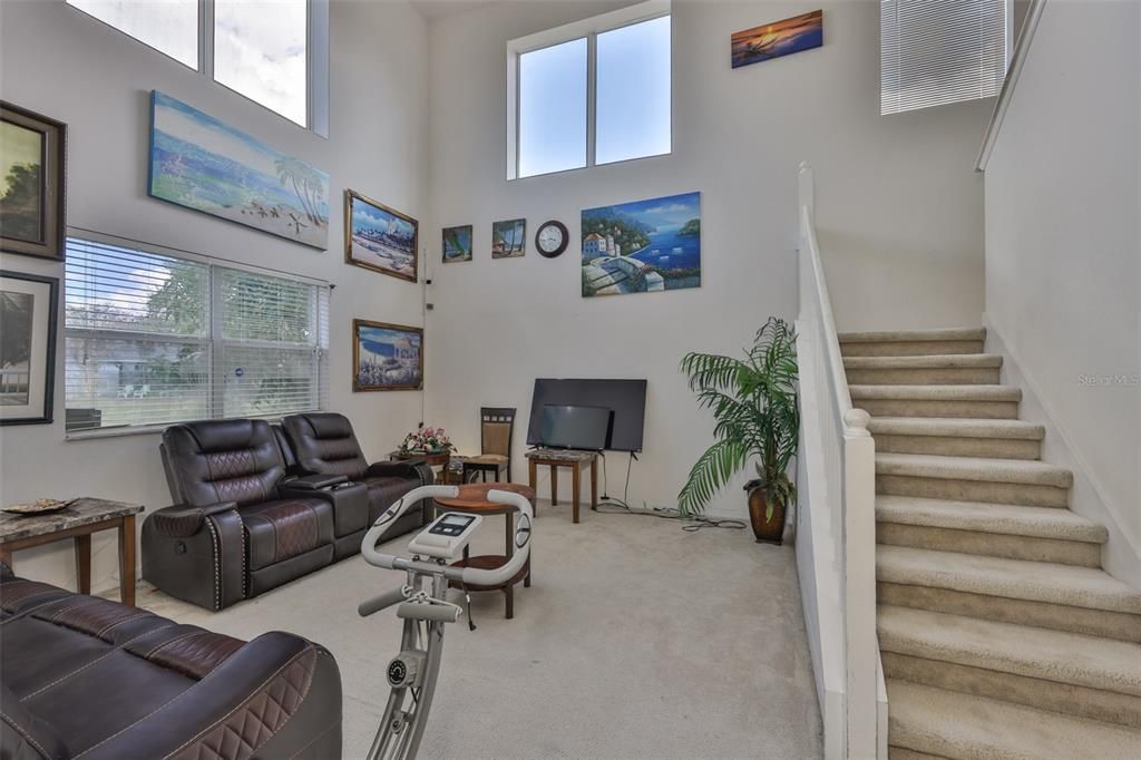 En Venta: $330,000 (4 camas, 2 baños, 1963 Pies cuadrados)