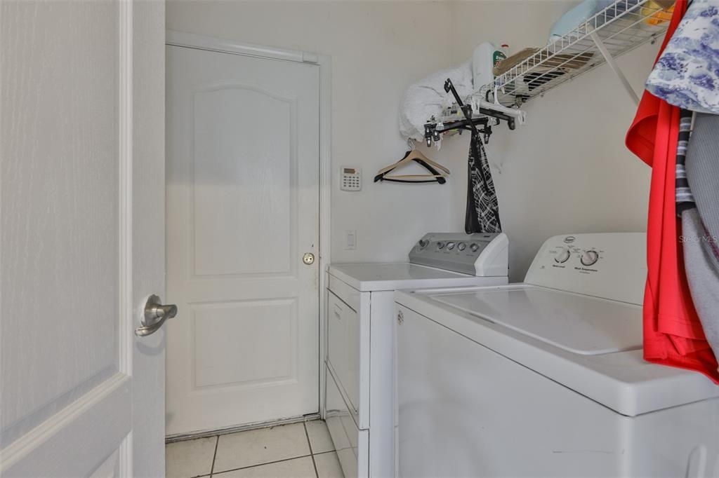 En Venta: $330,000 (4 camas, 2 baños, 1963 Pies cuadrados)