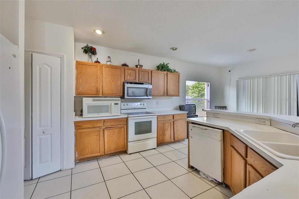 En Venta: $330,000 (4 camas, 2 baños, 1963 Pies cuadrados)