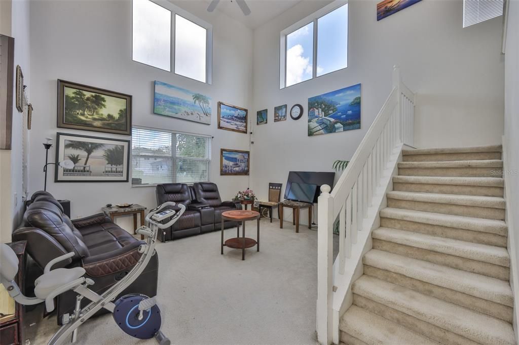 En Venta: $330,000 (4 camas, 2 baños, 1963 Pies cuadrados)