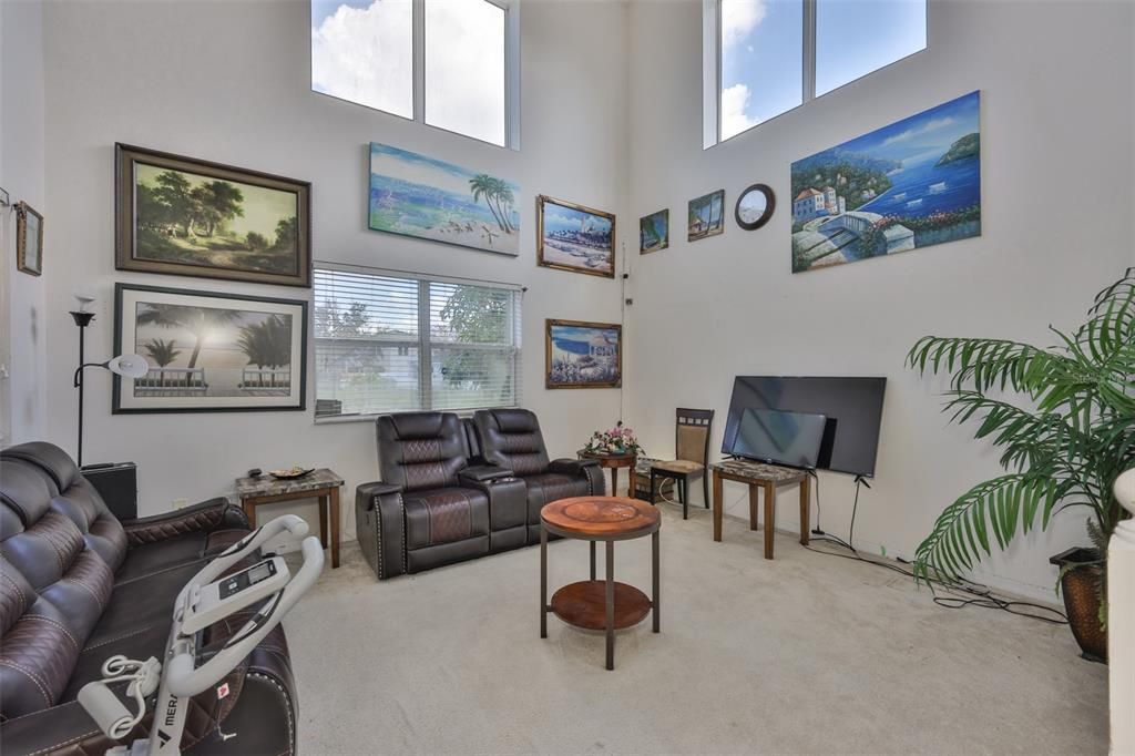 En Venta: $330,000 (4 camas, 2 baños, 1963 Pies cuadrados)