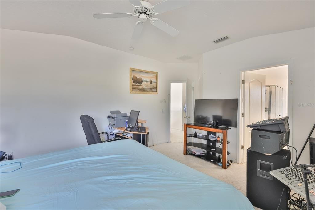 En Venta: $330,000 (4 camas, 2 baños, 1963 Pies cuadrados)