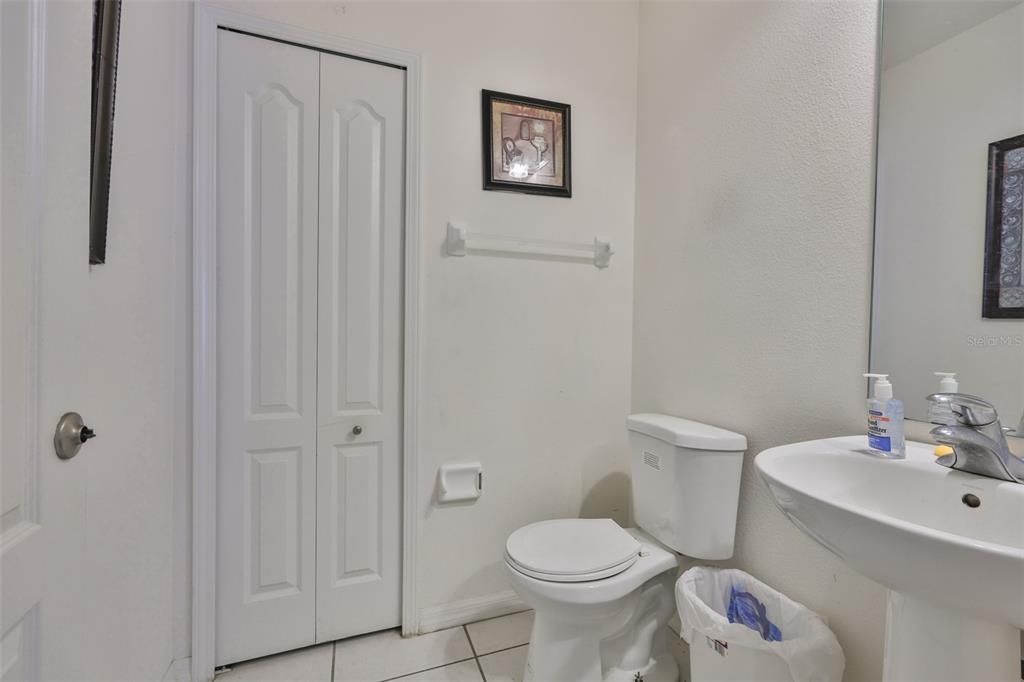 En Venta: $330,000 (4 camas, 2 baños, 1963 Pies cuadrados)