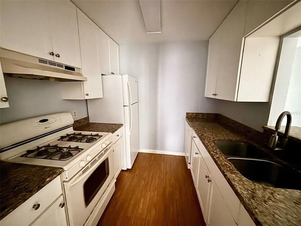 出租: $1,400 (2 贝兹, 2 浴室, 1078 平方英尺)