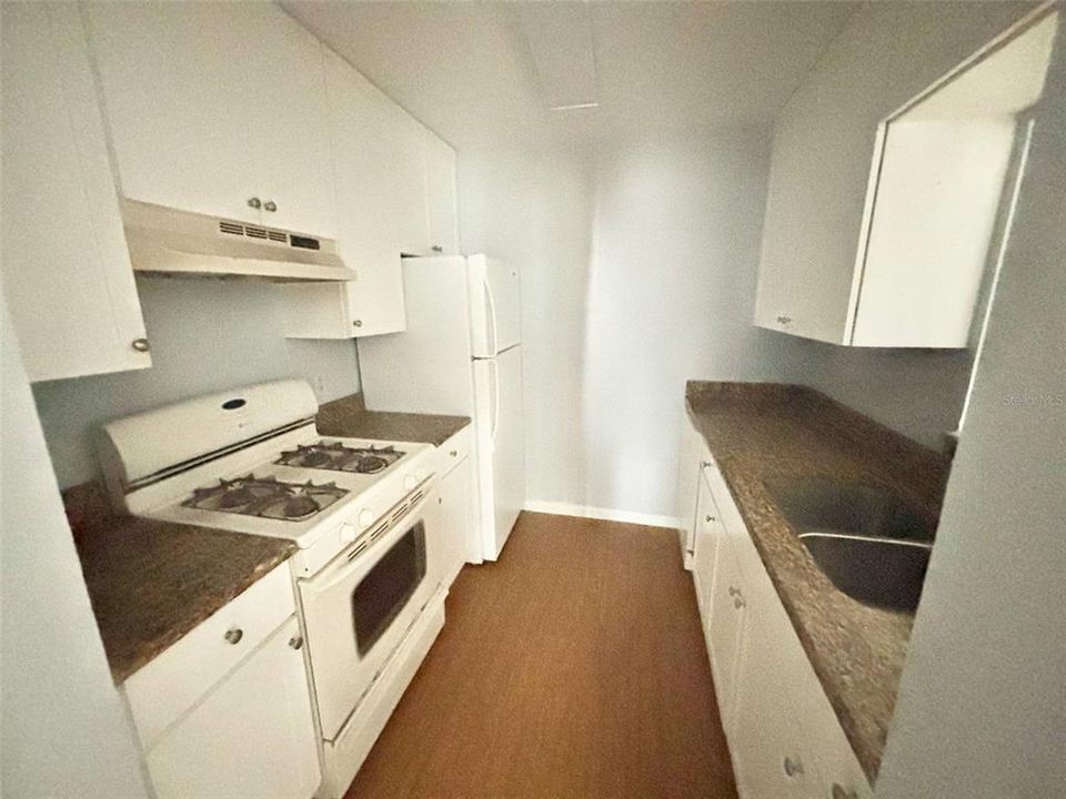 出租: $1,400 (2 贝兹, 2 浴室, 1078 平方英尺)