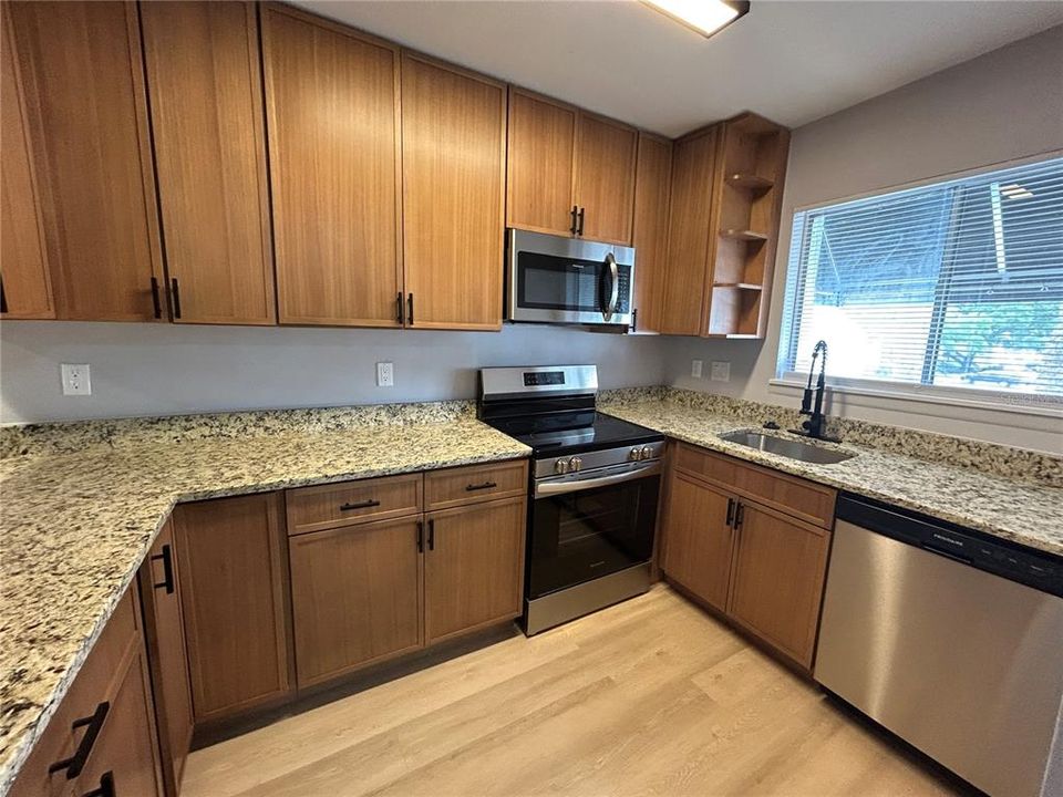 For Sale: $179,900 (2 beds, 1 baths, 1214 Square Feet)