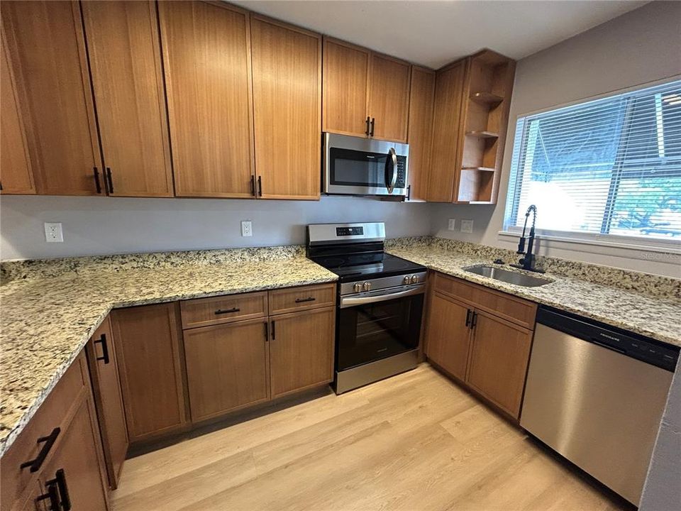 For Sale: $179,900 (2 beds, 1 baths, 1214 Square Feet)