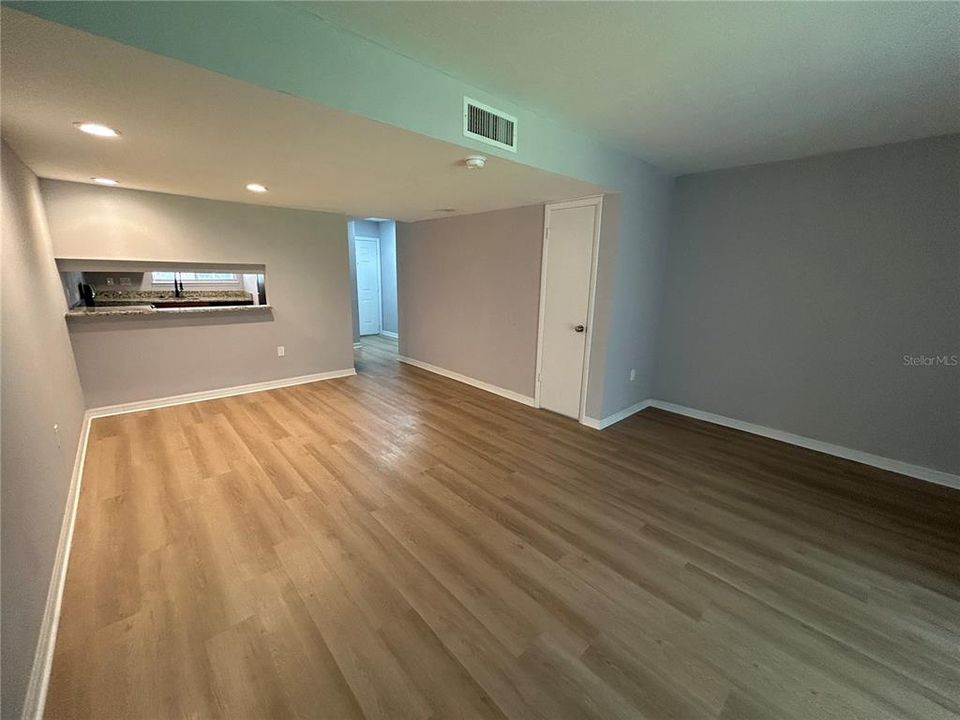 For Sale: $179,900 (2 beds, 1 baths, 1214 Square Feet)