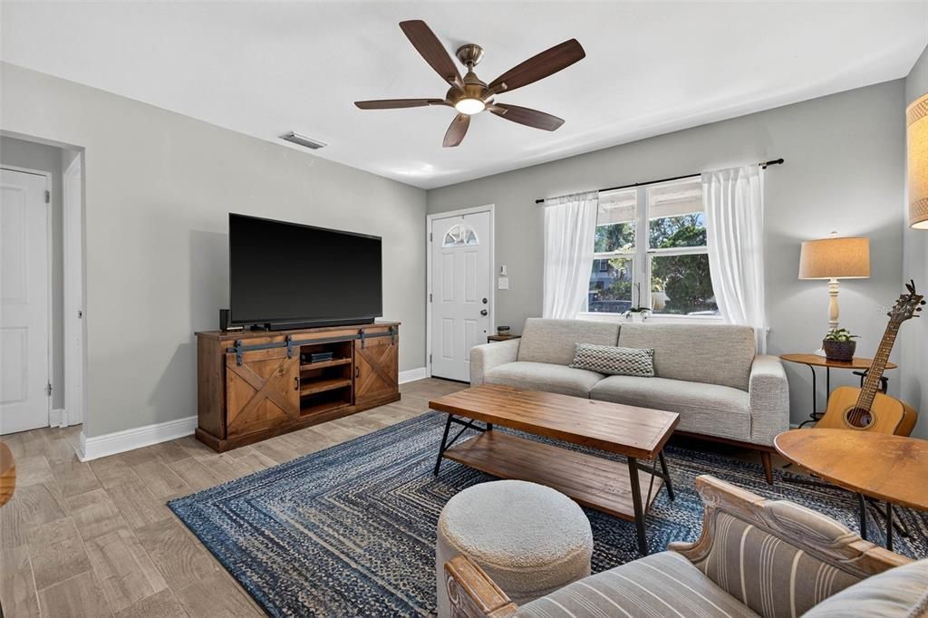 待售: $365,000 (3 贝兹, 1 浴室, 941 平方英尺)