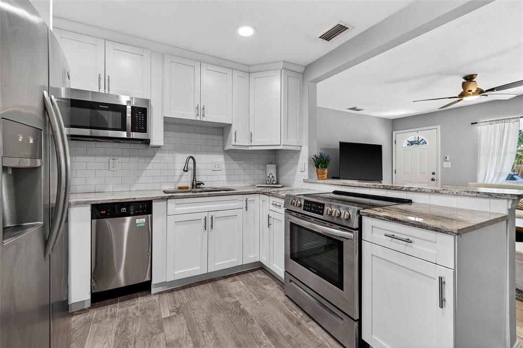 待售: $365,000 (3 贝兹, 1 浴室, 941 平方英尺)